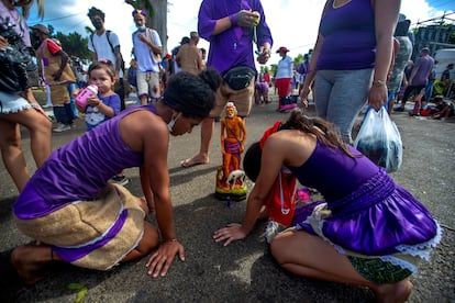 Dos peregrinas se postran ante la imagen de San Lázaro este viernes 17 de diciembre del 2021 en La Habana, Cuba.