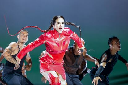 Rosalía, acompañada de sus bailarines durante el concierto del martes.