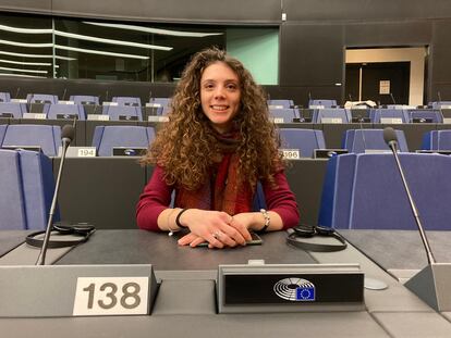 La joven italiana Laura Cinquini, durante uno de los debates del panel de migración de la COFOE en el Parlamento Europeo, el pasado 25 de marzo.