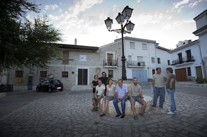 El alcalde de Olmeda de las Fuentes, cuarto por la derecha, y la concejal de cultura, primera por la izquierda, junto a algunos artistas del municipio.