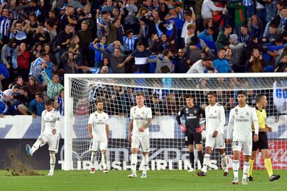 Los jugadores del Real Madrid, tras encajar el gol del Alavés que supuso la derrota.