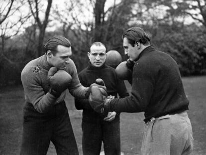 Adrian (izquierda) y Denis, hijos de Arthur Conan Doyle, practican boxeo en 1936.