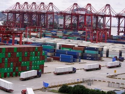 Contenedores y camiones en el puerto de Shanghái (China), el 19 de octubre.