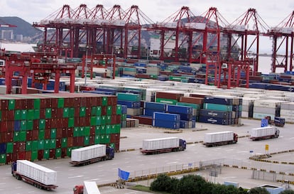 Contenedores y camiones en el puerto de Shanghái (China), el 19 de octubre.