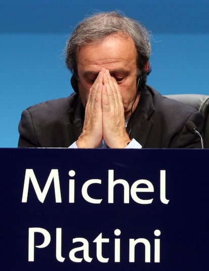 Miguel, que te diría Rajoy, sé fuerte. La Comisión Ética de la FIFA pedirá la inhabilitación de por vida de Michel Platini por un cobro de 1,8 millones de euros (casi nada) sin justificar. Platini tenía pensado presentarse a la presidencia de la FIFA... Va a ser que no.