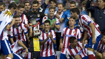 Los rojiblancos con el trofeo de la Supercopa de Espa&ntilde;a. 