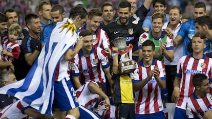 Los rojiblancos con el trofeo de la Supercopa de Espa&ntilde;a. 