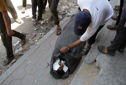 Una de las víctimas fuera del centro de la agencia de la ONU para los refugiados palestinos (UNRWA) tras el ataque israelí, este domingo en Ciudad de Gaza.