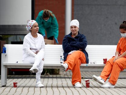 Momento de descanso para compartir un café en el hospital de campaña provisional instalado en Ifema (Madrid).