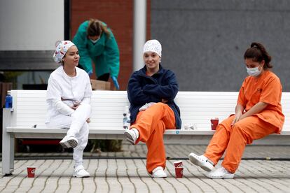 Momento de descanso para compartir un café en el hospital de campaña provisional instalado en Ifema (Madrid).