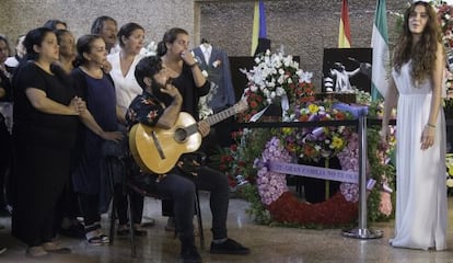 La hija Alba Molina (a la derecha) y su exmujer Lole (de blanco), en la capilla ardiente de Manuel Molina.