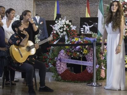 La hija Alba Molina (a la derecha) y su exmujer Lole (de blanco), en la capilla ardiente de Manuel Molina.