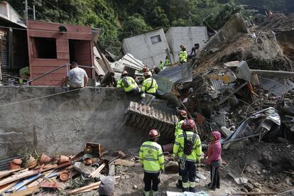 Al lugar se han trasladado equipos de rescate y los mismos habitantes ayudan en esta tarea.