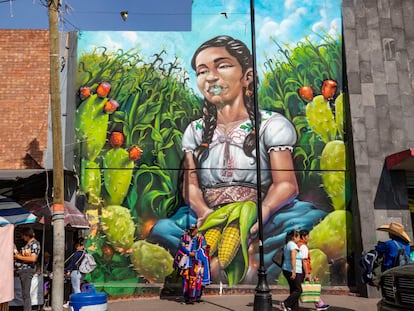 Un hombre vende manteles frente a uno de los murales del mercado Benito Juárez, en la Alcaldía Milpa Alta de Ciudad de México, el pasado 22 de marzo.