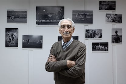 Horacio Seguí, fotógrafo, junto a algunas de sus fotos expuestas en el Col·legi de Periodistes.