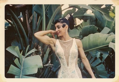 Miss Mara posando en un jardín en una foto antigua