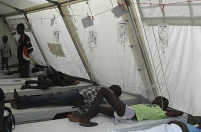 Un grupo de haitianos recibe tratamiento contra el cólera en un hospital de Puerto Príncipe.