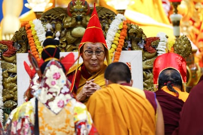 El Dalái Lama, durante una ceremonia para celebrar su cumpleaños, este sábado en la ciudad india de Dharamshala.