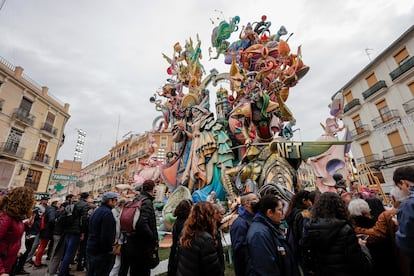 Un gran número de personas visita la falla de Convento Jerusalén durante este domingo en el que ya se encuentran montados todos los monumentos falleros. EFE/Manuel Bruque