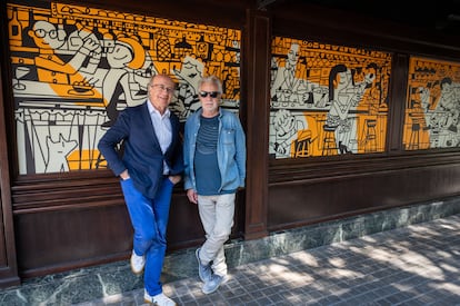Javier Mariscal y Javier de las Muelas en el exterior de Dry Martini.