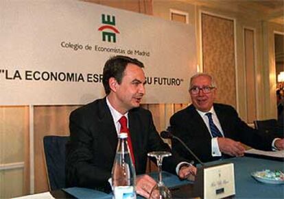 Rodríguez Zapatero, junto al presidente del Colegio de Economistas de Madrid, Manuel Lagares.