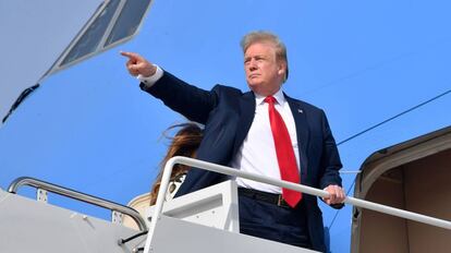 El presidente de Estados Unidos, Donald Trump, saluda desde la puerta del Air Force One.