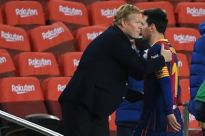 Koeman consuela a Messi tras el empate ante el Valencia.