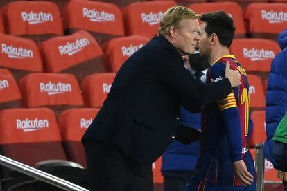 Koeman consuela a Messi tras el empate ante el Valencia.