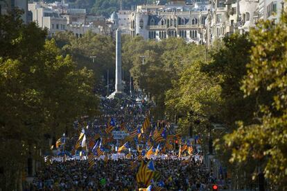 La gente sostiene banderas esteladas en Barcelona ​​para apoyar a los encarcelados Jordi Sánchez y Jordi Cuixart.