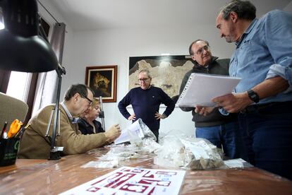 Malaga (España) Ardales 28/01/2020 Reportaje sobre el estudio que esta llevando a cabo los investigadores (I-D) Jose Ramos, Maria del Mar Espejo, Pedro Cantalejo, Rafael Angel y Alfonso Palomo, en torno a la necropolis de cuevas artificiales y colectivas del Cerro de las Aguilillas. En las fotografias, se observan a los arqueologos e investigadores en las oficinas y en el Centro de Interpretacion de la Prehistoria de Guadalteba, revisando varias piezas extraidas de las excavaciones.
Foto: Garcia-Santos