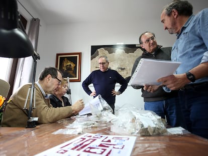 Malaga (España) Ardales 28/01/2020 Reportaje sobre el estudio que esta llevando a cabo los investigadores (I-D) Jose Ramos, Maria del Mar Espejo, Pedro Cantalejo, Rafael Angel y Alfonso Palomo, en torno a la necropolis de cuevas artificiales y colectivas del Cerro de las Aguilillas. En las fotografias, se observan a los arqueologos e investigadores en las oficinas y en el Centro de Interpretacion de la Prehistoria de Guadalteba, revisando varias piezas extraidas de las excavaciones.
Foto: Garcia-Santos