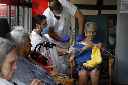 Una usuaria de la residencia Sant Pere de les Fonts en Terrassa (Barcelona) recibe la tercera dosis de la vacuna contra el covid-19, el 21 de septiembre. El Ministerio de Sanidad y las comunidades han acordado ampliar la indicacin de la inyeccin de refuerzo a nuevos grupos poblacionales.