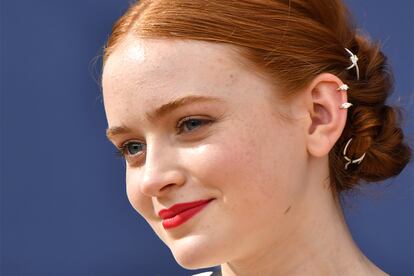 Sadie Sink, de Stranger Things, estaba preciosa con su recogido repleto de detalles blancos, a juego con su vestido asimétrico.