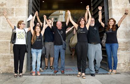 Representantes de las víctimas del accidente del metro de Valencia a la salida de Les Corts Valencianes. El pleno del parlamento autonómico ha aprobado este viernes la creación de una comisión especial de investigación sobre el accidente de Metrovalencia en el que murieron 43 personas y del que este viernes se cumplen nueve años, para "reparar el dolor" y la "dignidad" de las víctimas.