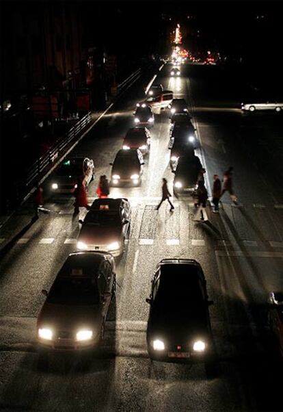 La avenida de la Ciudad de Barcelona, sumida en la oscuridad, en una imagen tomada a las 20.30.