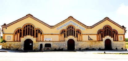 Conocida como ‘Les Tres Naus’, la cooperativa de Rocafort de Queralt (Avinguda Catalunya 37, Rocafort de Queralt) fue la primera obra agraria de César Martinell i Brunet, completada entre 1918 y 1948. El friso decorado con racimos, los ventanales de tres elementos y las puertas como elementos sustentadores dan a la fachada un aire basilical. www.doconcadebarbera.com