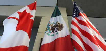 Banderas de Canadá, México y EE UU en Ottawa, Canada