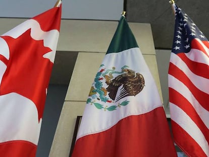 Banderas de Canadá, México y EE UU en Ottawa, Canada