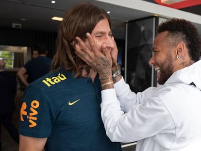 Neymar saluda a Filipe en su visita a la selección.