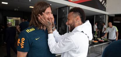 Neymar saluda a Filipe en su visita a la selección.