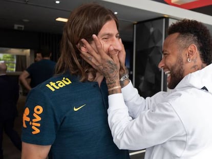 Neymar saluda a Filipe en su visita a la selección.