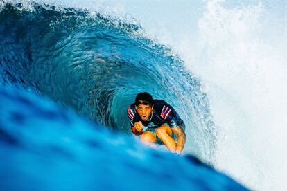 El surfista hawaiano Ezekiel Lau participa en la tercera ronda de la prueba de surf Corona Bali Protected, que forma parte del Campeonato de Liga Mundial de Surf, en Keramas, Bali (Indonesia).