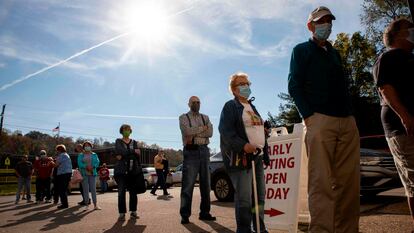 Electores hacen fila fuera de un centro de votación en Vienna, West Virginia.