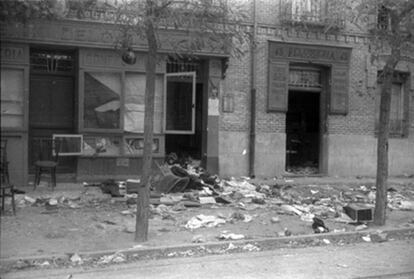 El 23 de noviembre de 1936 Carabanchel se convierte en linea de frente permanente hasta el final de la guerra, lo que provoca el abandono de gran parte de las viviendas y negocios de este pueblo. En la imagen varios negocios abandonados y llenos de basura.