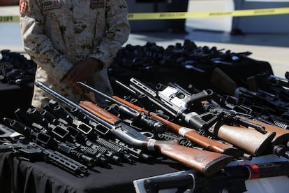 Armas incautadas por el Ejército mexicano acomodadas para ser destruidas, en Tijuana