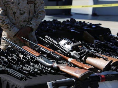 Armas incautadas por el Ejército mexicano acomodadas para ser destruidas, en Tijuana, el 17 de marzo de 2023.