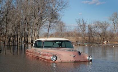 Un coche se sumerge en una zona inundada en Iowa (EE UU). Varios estados del medio oeste están luchando contra algunas de las peores inundaciones que han sufrido en décadas.