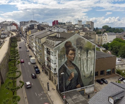 'Copora', by Yoe 33, can be seen in the city of Lugo, in northwestern Spain. Popularly known as A Castrexa, this mural that has achieved bronze on the list portrays the 'castrexa' woman who dominates the Ronda de la Muralla. "When you look at Copora my intention is that you feel that she could be your grandmother, or an ancestor," said the creator of the mural last January. "Some will like it a lot, others a little or not at all; it is interesting that people have their opinions, but my intention was that it should blend in with the environment of the city."