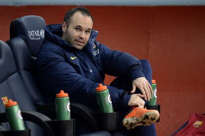 Iniesta en el banquillo del Camp Nou.