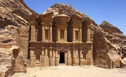 Petra (Jordania), conocida como la Ciudad Perdida, es una de las siete maravillas del mundo.
